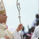 Papa visita Angola onde se espera que fale sobre a corrupção e a pobreza num país rico em petróleo