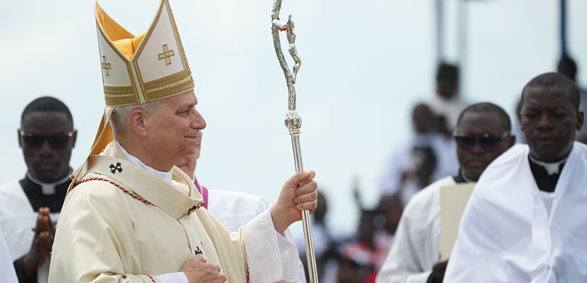 Papa visita Angola onde se espera que fale sobre a corrupção e a pobreza num país rico em petróleo