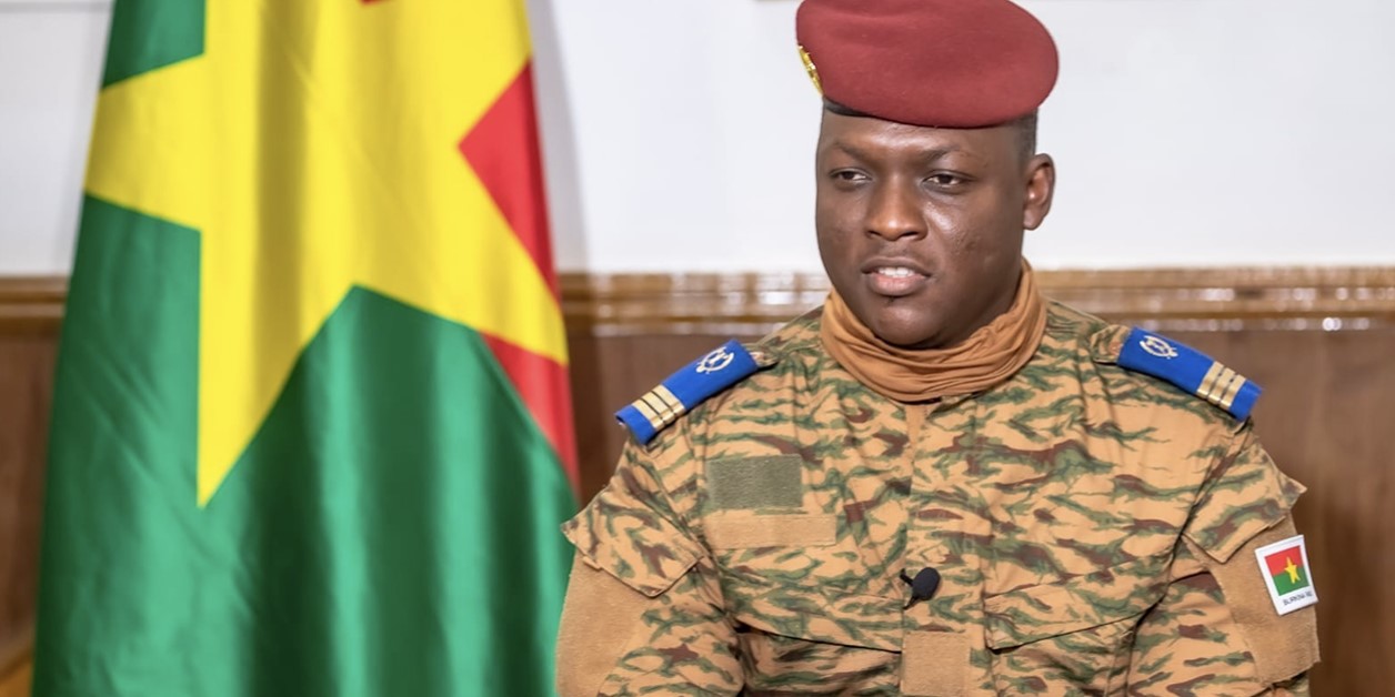 O presidente de Burkina Faso, Ibrahim Traoré, declarou que seu país deve “esquecer a democracia”